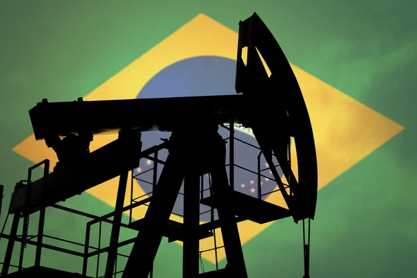 Нефтяной насос с флагом Бразилии — стоковое фото