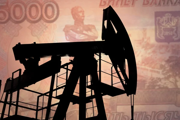 Oliepomp met Russische biljet — Stockfoto
