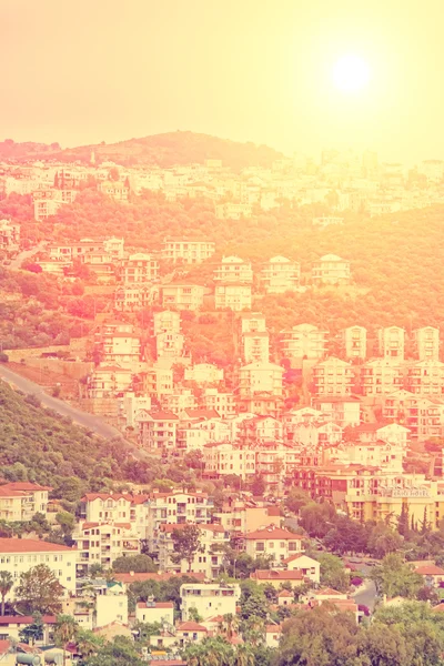 丘の中腹に白い家が地中海の町 — ストック写真