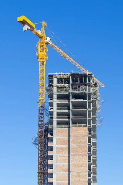 クレーンで建設中超高層ビル — ストック写真