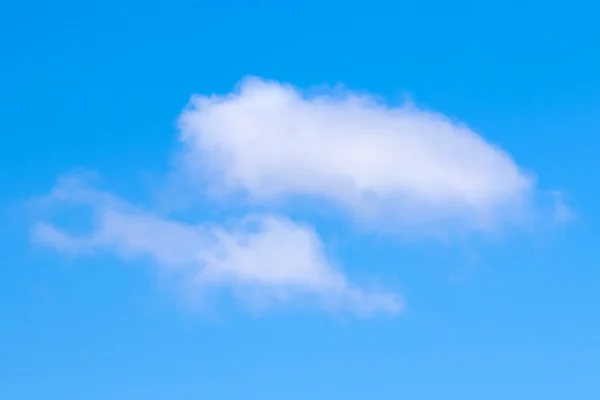 Λευκά σύννεφα με μπλε, καθαρό ουρανό — Φωτογραφία Αρχείου