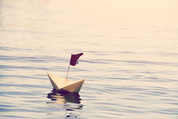 Bateau en papier avec drapeau sur l'eau — Photo