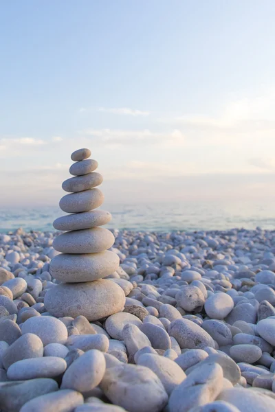 Pirámide de piedras redondeadas — Foto de Stock