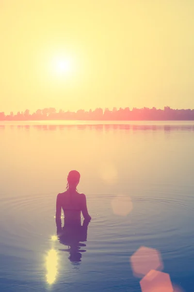 Silhouette donna in acqua di fiume — Foto Stock