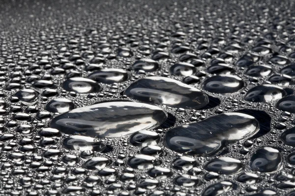 Gotas de agua en la superficie de metal pulido — Foto de Stock