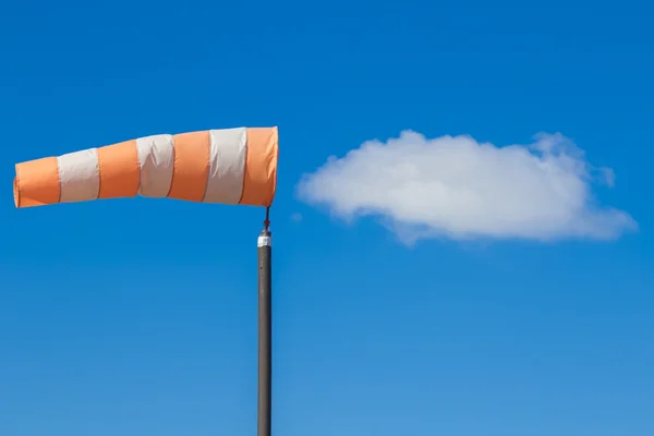 Gestreifte Airsocke im blauen Himmel — Stockfoto