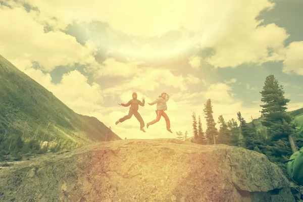 Пара туристов, прыгающих на скале — стоковое фото