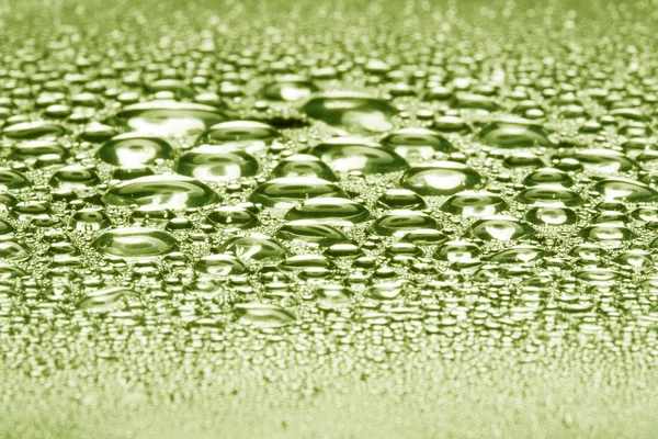 Капли воды на поверхности полированного металла — стоковое фото