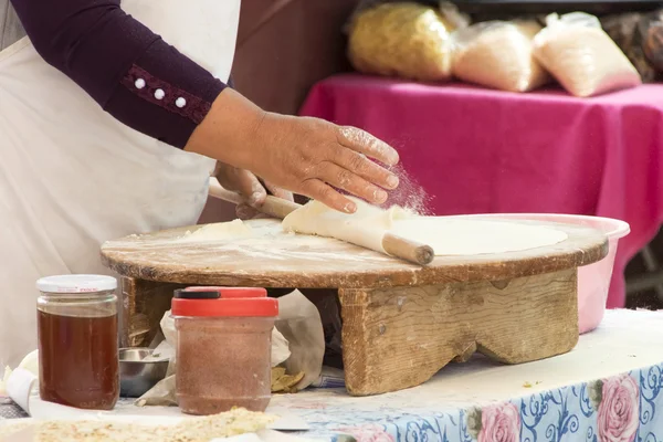 Mulher preparando doces tradicionais — Fotografia de Stock