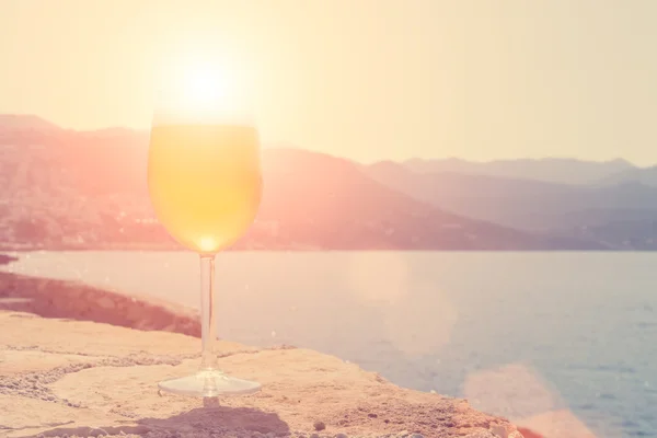 Verre de bière avec mer sur fond — Photo