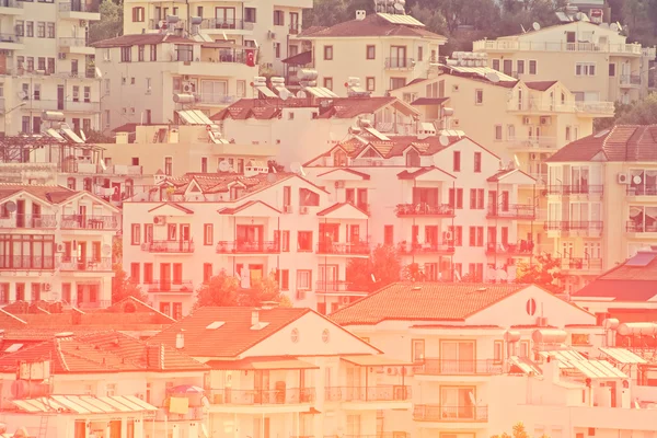 Cidade mediterrânea com casas brancas na encosta — Fotografia de Stock