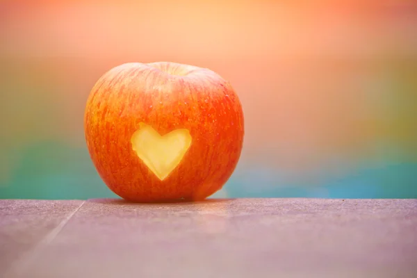 Apple se symbolem broušené srdce — Stock fotografie