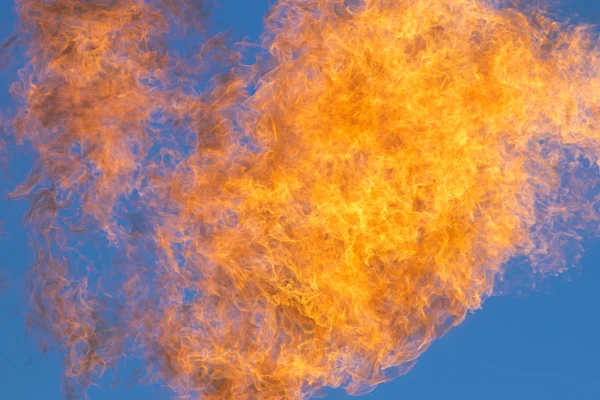 Flames against the blue sky — Stock Photo, Image