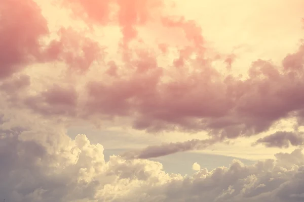 Pitoresk bulutlar ile güneşli gökyüzü — Stok fotoğraf