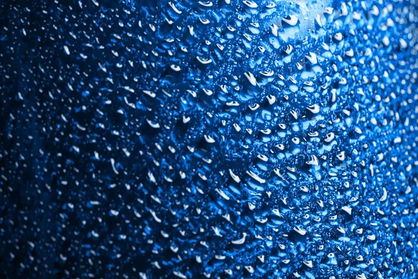 Gotas de água na superfície de metal azul — Fotografia de Stock