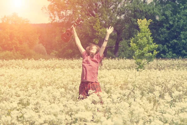 Ragazza sul prato con ukulele — Foto Stock