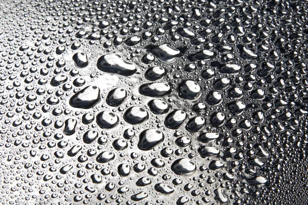 Gouttes d'eau sur la surface en métal poli — Photo