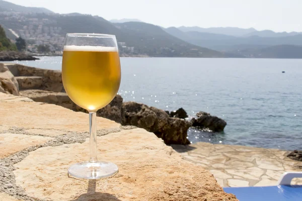 Copo de cerveja com mar no fundo — Fotografia de Stock