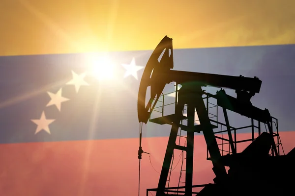 Нефтяной насос с флагом Венесуэлы — стоковое фото