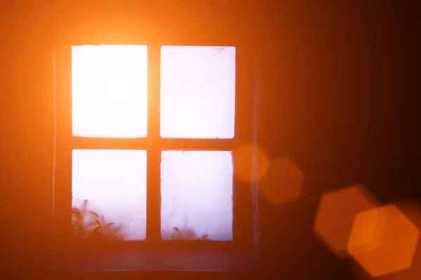 Солнечный свет через деревянное окно — стоковое фото