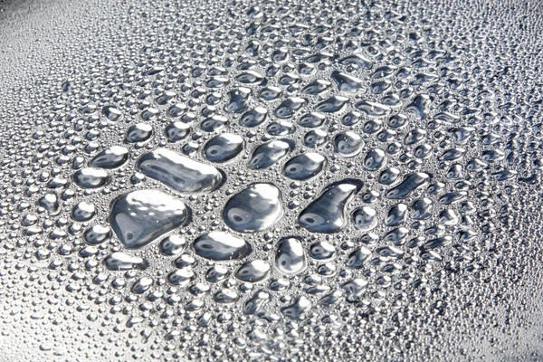 Air tetes pada permukaan logam dipoles — Stok Foto