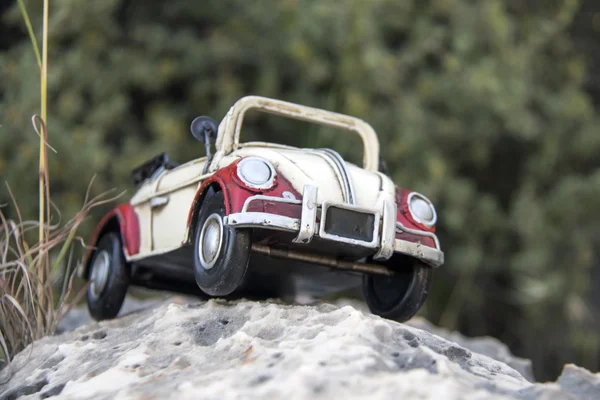 Carro de brinquedo vermelho e branco — Fotografia de Stock