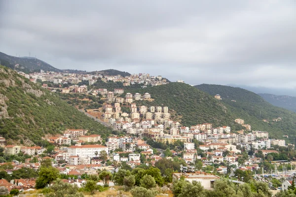 Средиземноморский город с белыми домами на склоне — стоковое фото