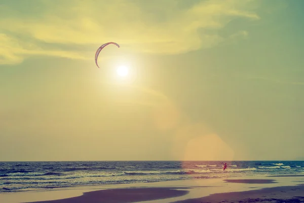 Kitesurfing na písečné pláži — Stock fotografie