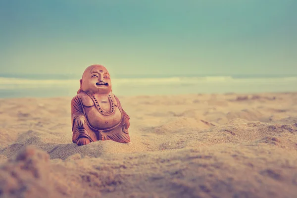 Buddha staty på sandstranden seacoast — Stockfoto