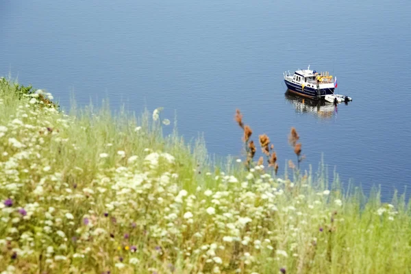 Bateau à moteur sur grande rivière calme — Photo