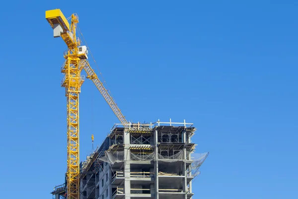 Skyscraper  under construction with crane — Stock Photo, Image