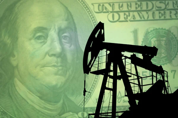 Нефтяной насос с банкнотой доллара — стоковое фото