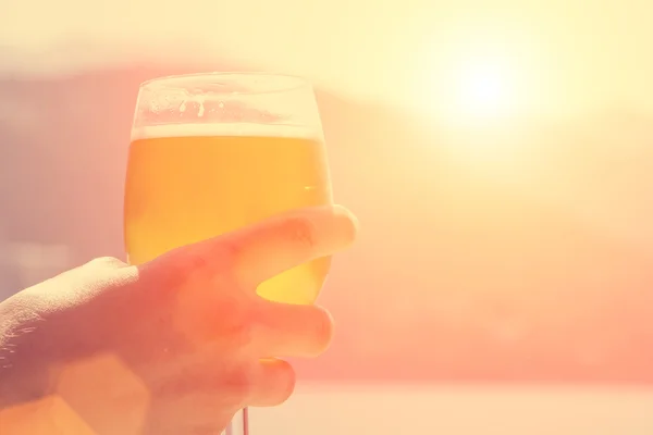Mannelijke hand met glas bier — Stockfoto
