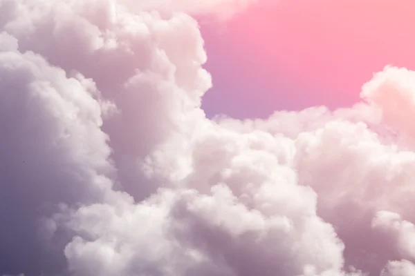 Cielo soleggiato con nuvole pittoresche — Foto Stock