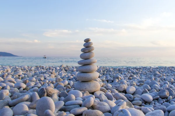 Pyramiden i rundade pebble stenar — Stockfoto