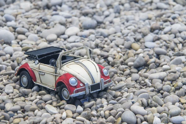 Carro de brinquedo vermelho e branco — Fotografia de Stock