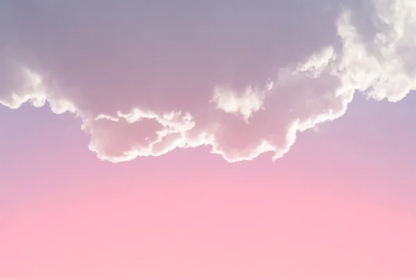 Witte, pluizige wolken in de blauwe lucht — Stockfoto