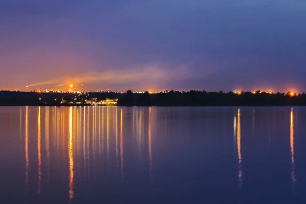 Luces de la ciudad industrial en el crepúsculo — Foto de Stock