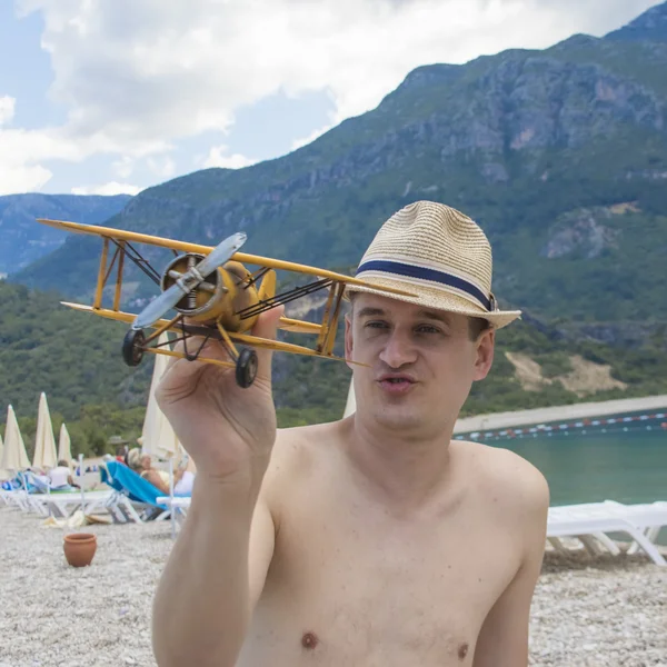 Jeune homme jouant avec le modèle d'avion — Photo