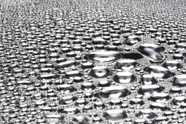 Gouttes d'eau sur la surface en métal poli — Photo