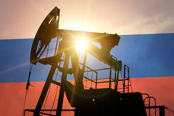 Нефтяной насос с флагом России — стоковое фото
