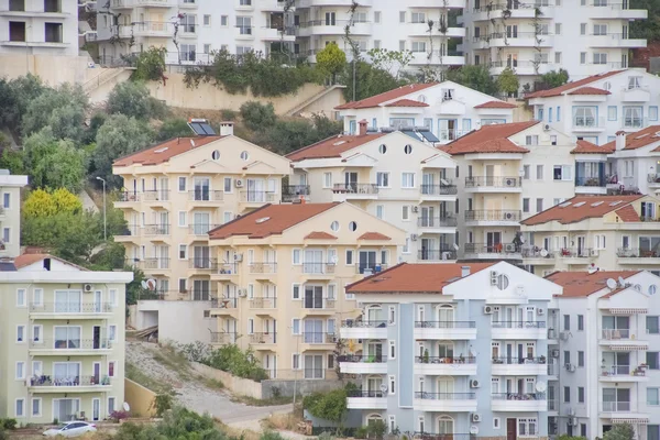 Mediterrane stad met witte huizen op de heuvel — Stockfoto