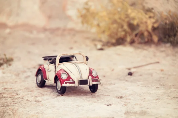 Αυτοκίνητο παιχνίδι κόκκινο και λευκό — Φωτογραφία Αρχείου