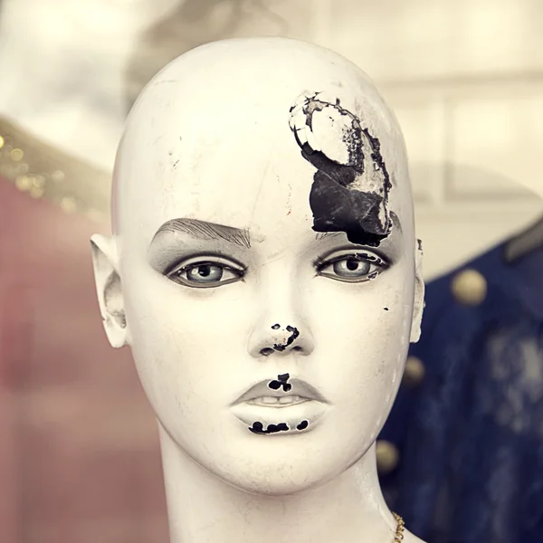 Ragged pelato femmina manichino faccia — Foto Stock