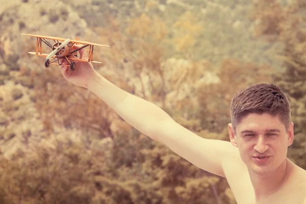 젊은 남자가 비행기 모델 연주 — 스톡 사진
