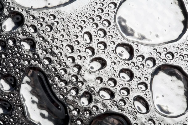 Gotas de água na superfície de metal polido — Fotografia de Stock