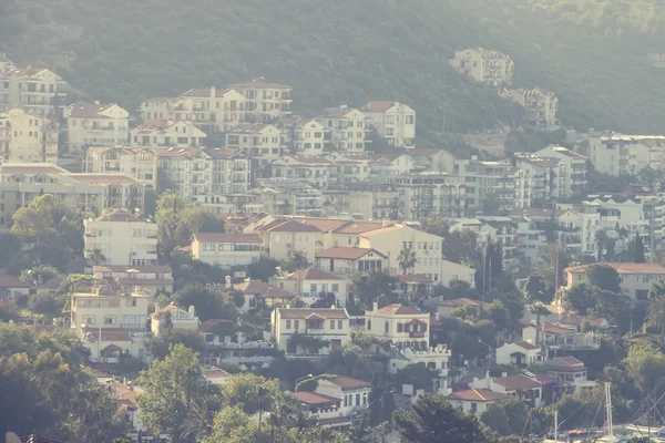 Mediterrane stad met witte huizen op de heuvel — Stockfoto