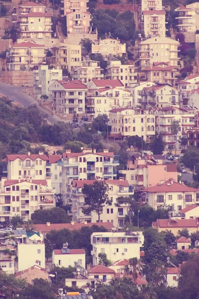 Città mediterranea con case bianche sulle colline — Foto Stock