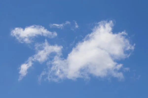 Nubes blancas y esponjosas en el cielo azul —  Fotos de Stock