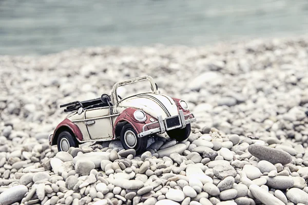 Красно-белый игрушечный автомобиль — стоковое фото